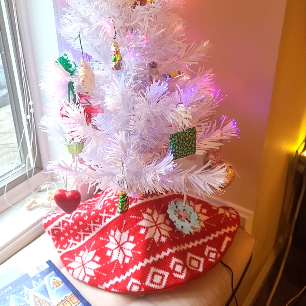 Wondershop Mini Tree Skirt Knit 17" Velcro Closure